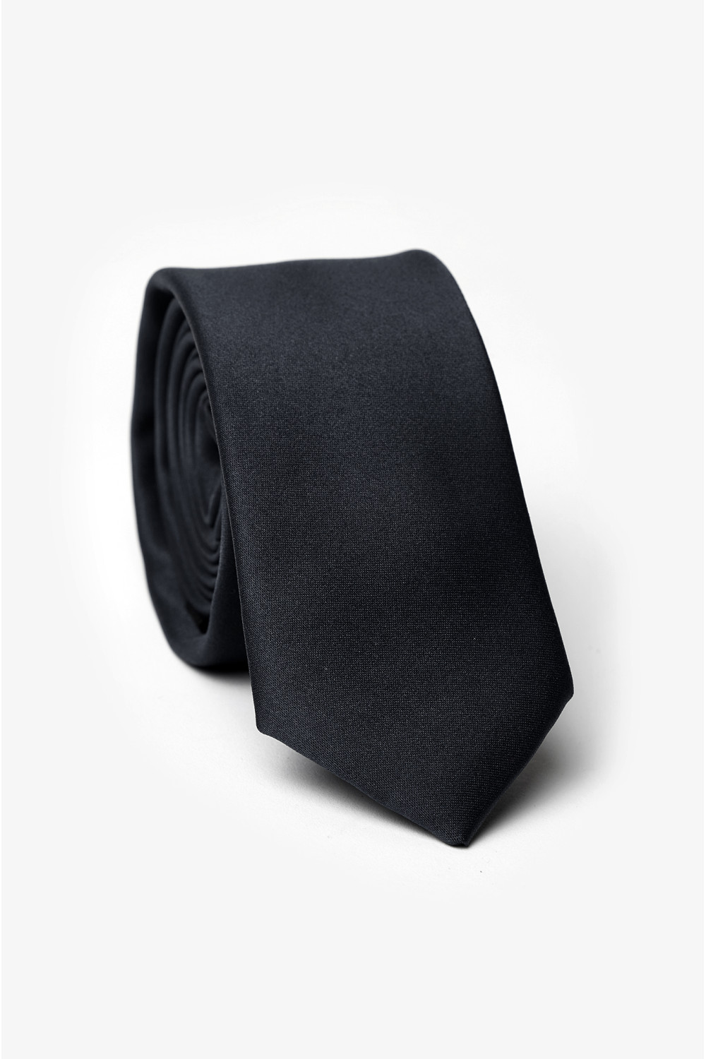 Cravatta stretta con struttura